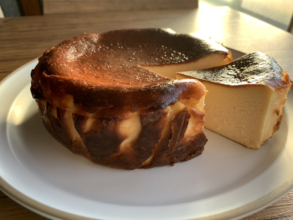 アムカフェチーズケーキアムバスク 公式いわき市クレミアが楽しめるソフトクリーム専門アムカフェ スマホケースame直営店